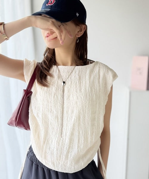 ポコポコ質感が涼しげ、夏の相棒トップス。ボートネックノースリーブ