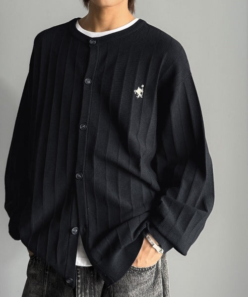 知的に決まる、メンズの上品シンプル。胸刺繍タック編み