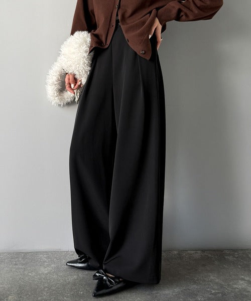 リラックス感ときちんと感を両立。上品見えするとろみ素材2タック