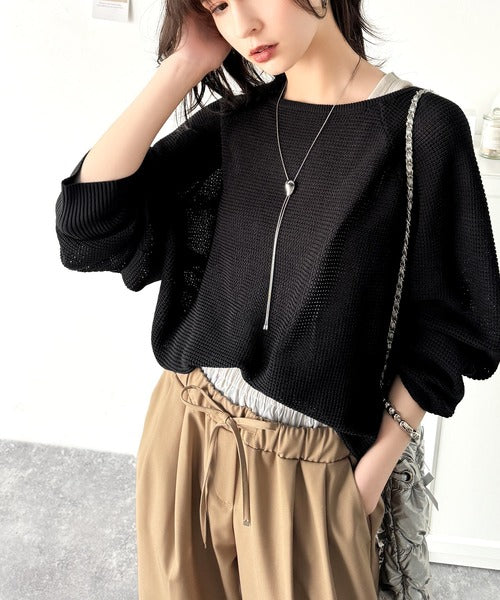 遊び心のある程よい透け感。オーバーサイズワッフル編みドルマン