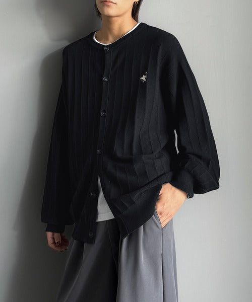 知的に決まる、メンズの上品シンプル。胸刺繍タック編みカーディガン