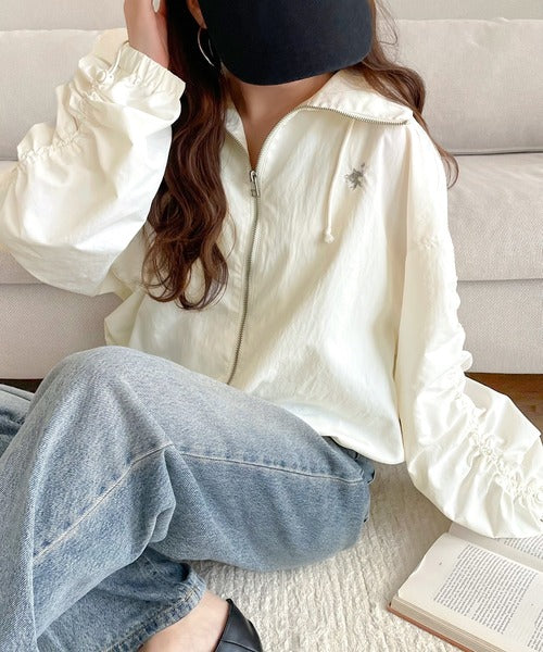 絞りが可愛い大人のカジュアル。ギャザースリーブ胸刺繍ナイロン