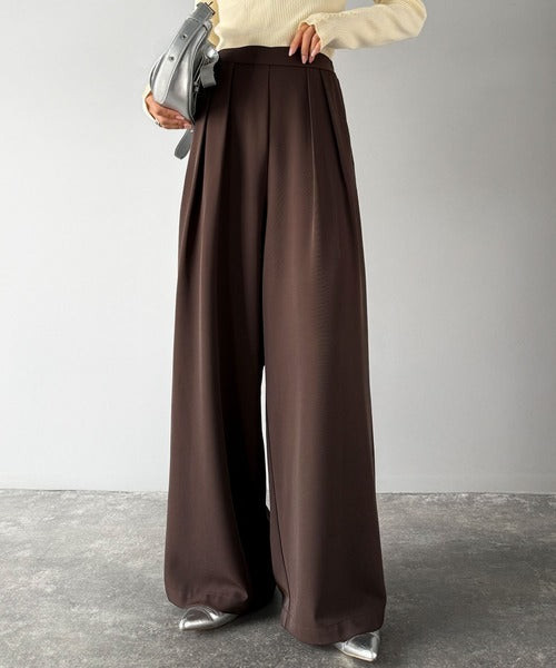 kolor 2タックスラックスパンツ リラックス感ときちんと感を両立。上品見えするとろみ素材2タック