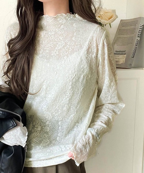 透け感で魅せる、秋の上品レイヤード。プチハイネック花柄レースメロウ