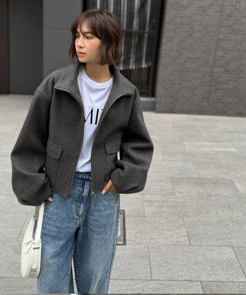 シンプルなのに映える、冬の主役アウター。ショート丈ダブルZIP