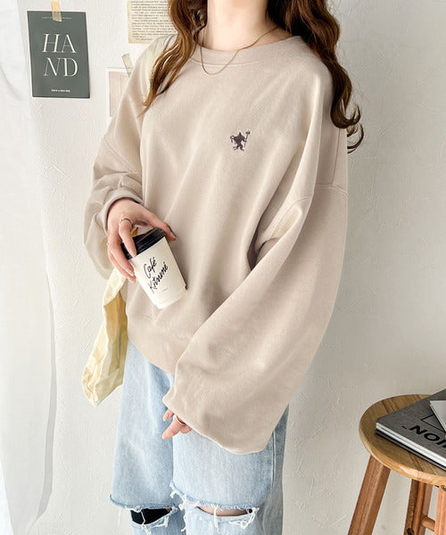 大人の上品カジュアル。ワンポイント胸刺繍裏毛スウェットプルオーバー