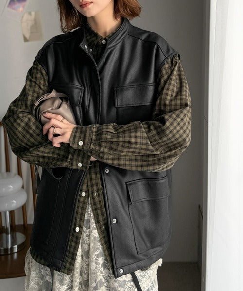 羽織るだけで、モードな存在感。BIGポケットレザー風加工スエード