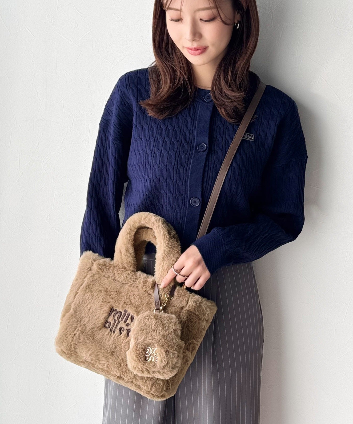 mily bilet】ふわふわのファーで魅了する。ミニポーチ付きロゴ刺繍