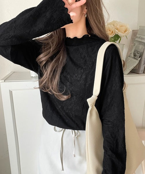 透け感で魅せる、秋の上品レイヤード。プチハイネック花柄レースメロウ