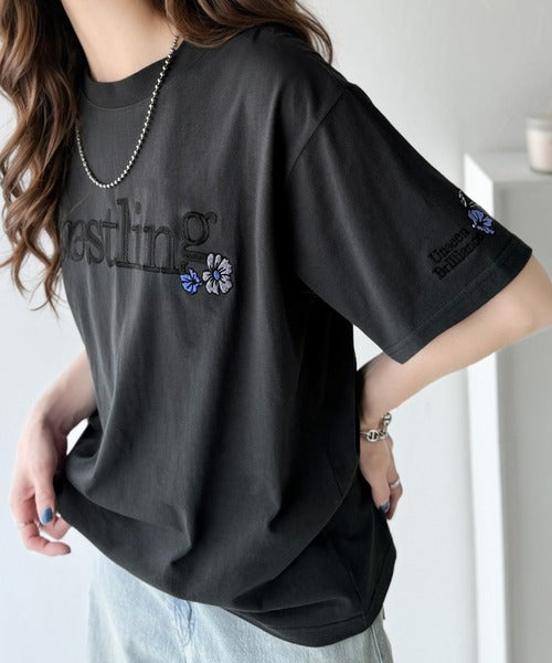 ナチュラルな中に、さりげない華。綿100％ロゴ×フラワー刺繍