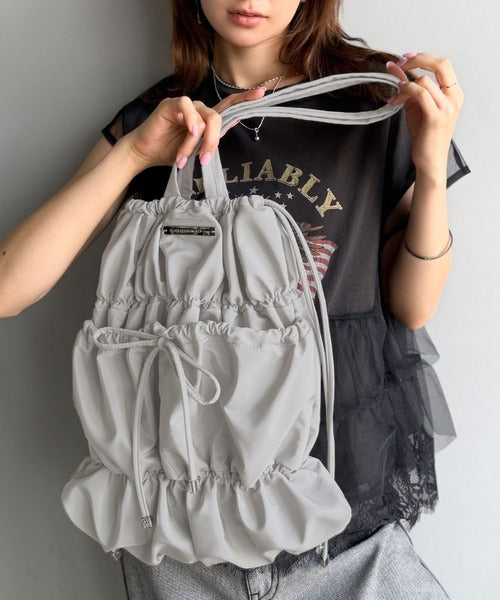 大人ガーリー、だけどちゃんと実用的。ロゴプレート使いリボン