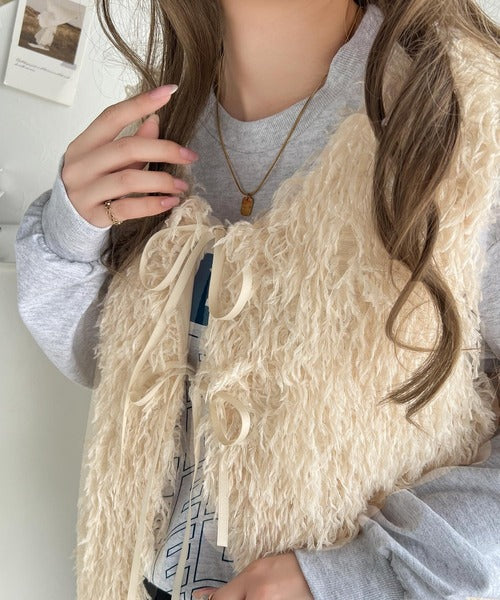 パッと目を惹く華やかコーデに。前後2wayリボン付きシャギーファー