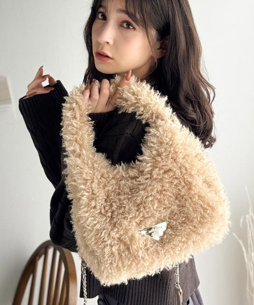 mily bilet】ふわふわ感と高級感で、季節のおしゃれを格上げ。ロゴ