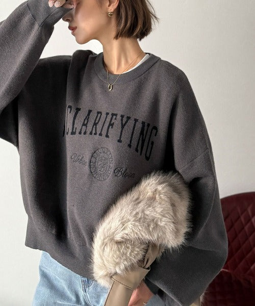 須郷様(カレッジ) カレッジスタイルで秋めく。トレンド感たっぷりのエンブレムロゴ入り