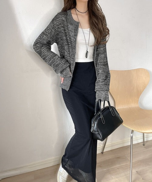 光沢感とシアー感が上品さ漂う。ラメ混透かし編みジップニット