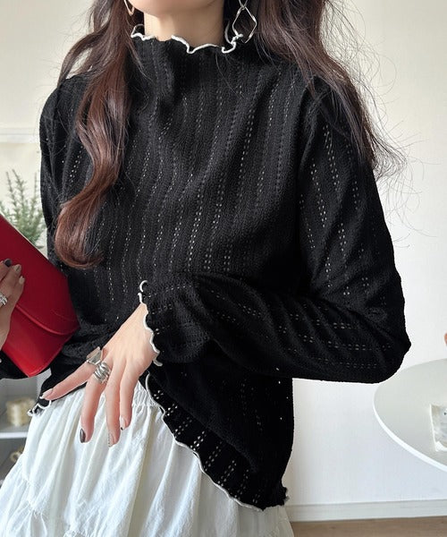 肌見せしすぎず、ほんのり色っぽ。プチハイネック透かし編みメロウ