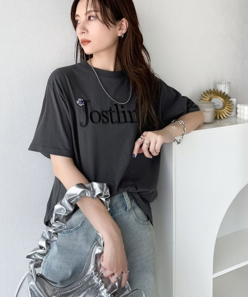 ナチュラルな中に、さりげない華。綿100％ロゴ×フラワー刺繍ビッグT