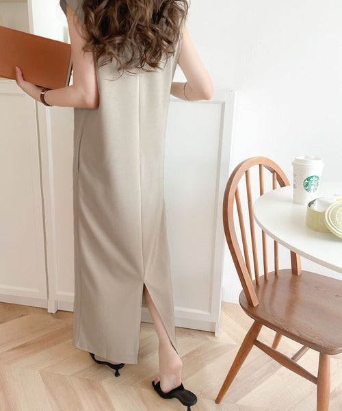 1枚でサマになる主役級。Vネックロングジャンパースカート