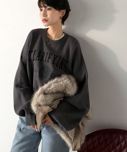 カレッジスタイルで秋めく。トレンド感たっぷりのエンブレムロゴ入り