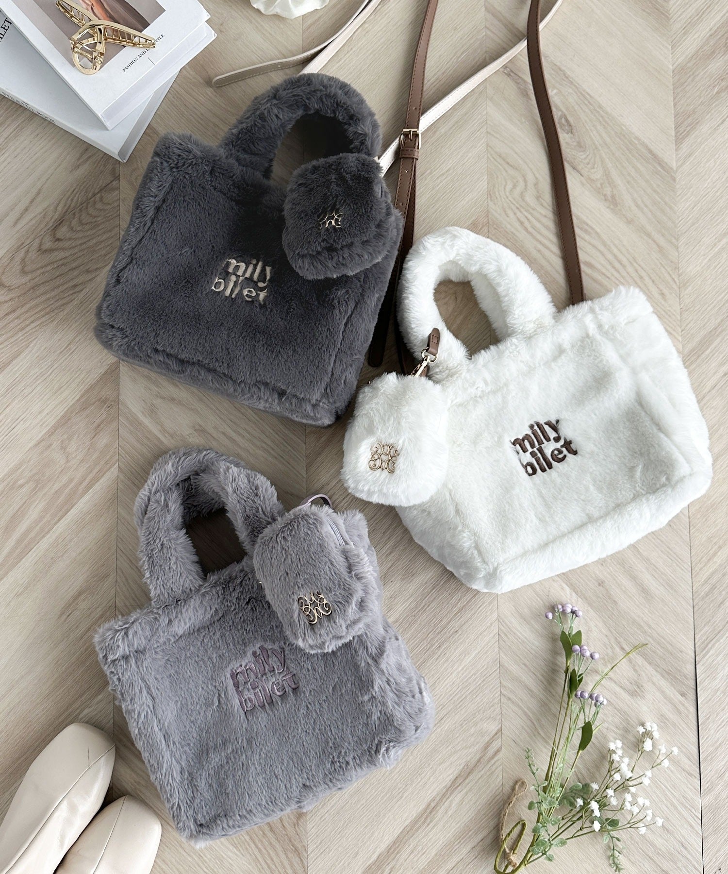 ジグザグベビーブルーファー生地♡刺繍のショルダーバッグ♡フード猫ちゃん mily bilet】ふわふわのファーで魅了する。ミニポーチ付きロゴ刺繍