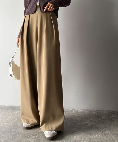 kolor 2タックスラックスパンツ リラックス感ときちんと感を両立。上品見えするとろみ素材2タック