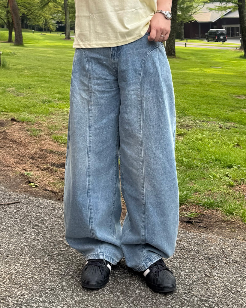 カーブドバルーンフィットタック入りデニムパンツ