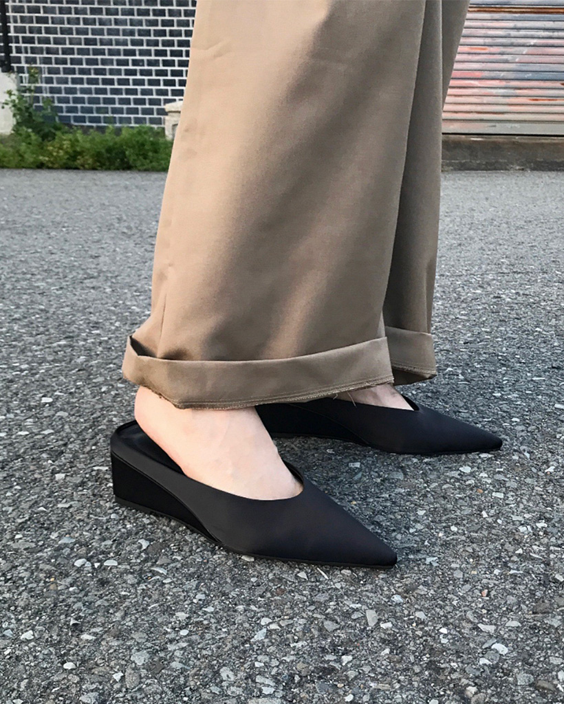 ポインテッドトゥフラットミュール