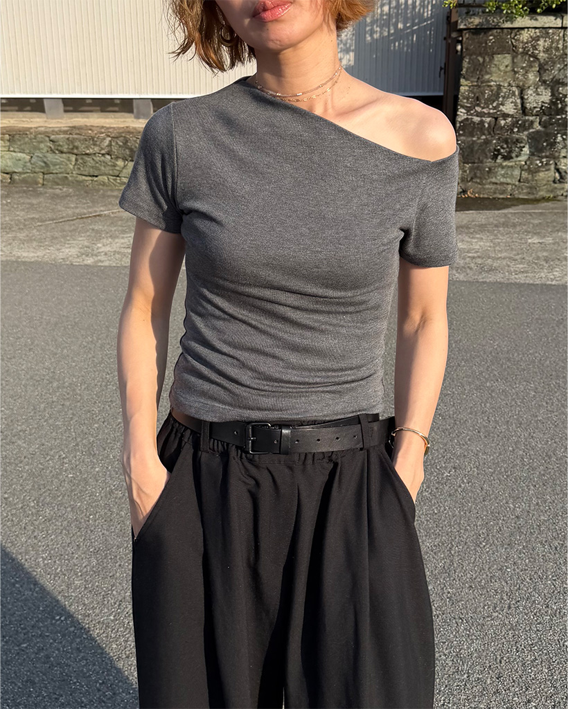 ワンショルダーTシャツ