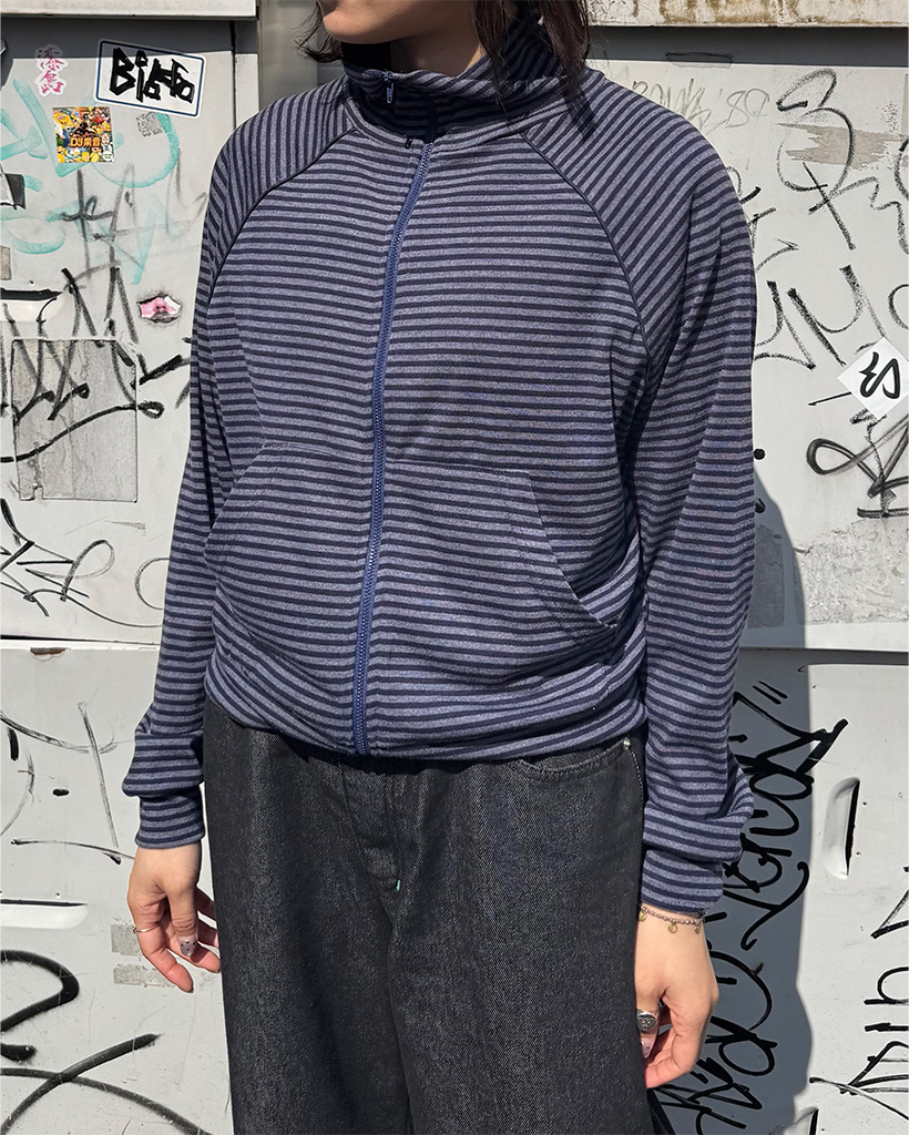 ボーダーハイネックジップアップ