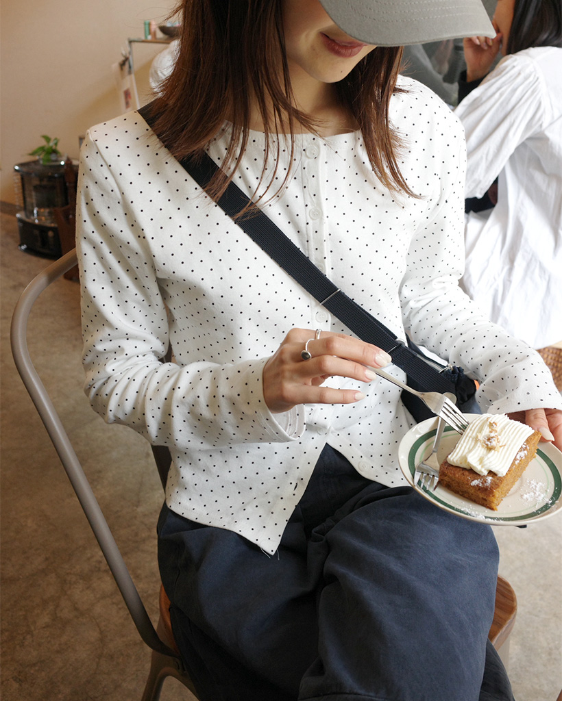 ラウンドネックドットポイントカーディガン