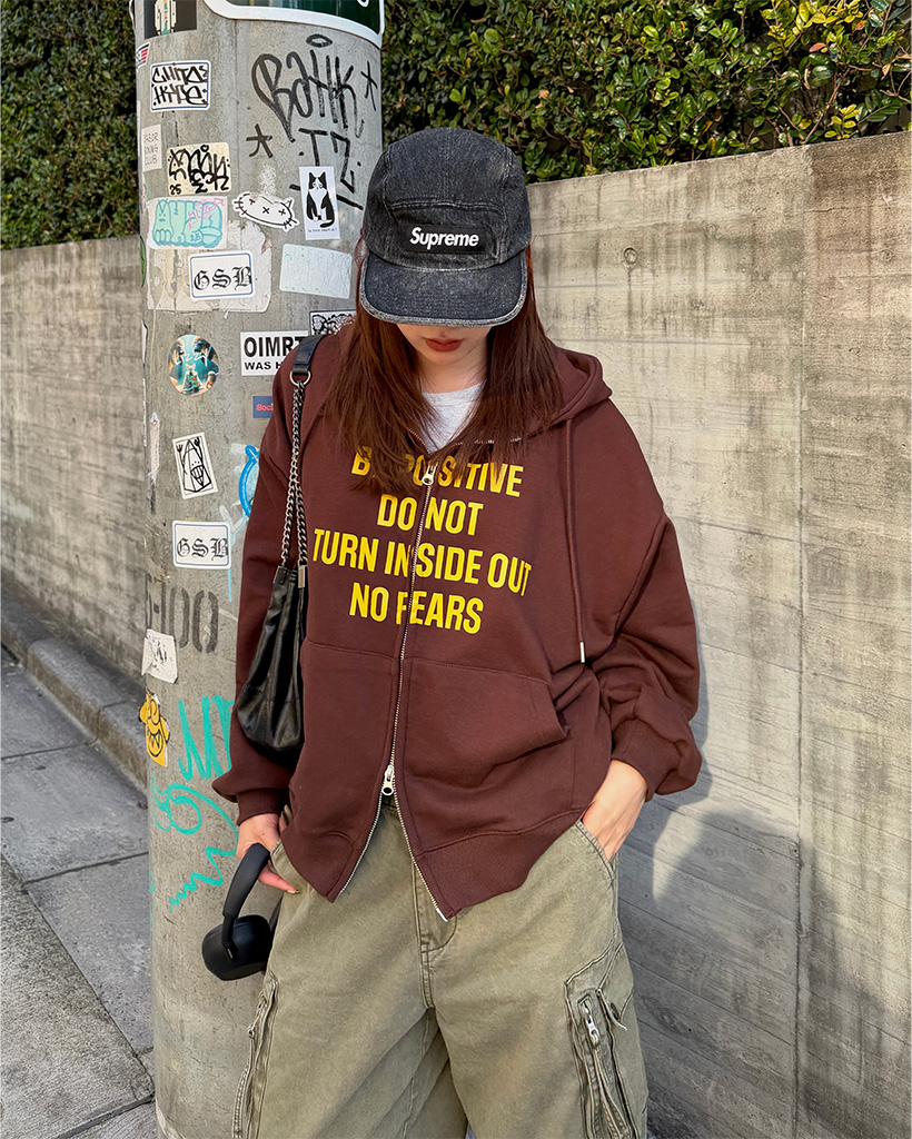 レタリングジップパーカー