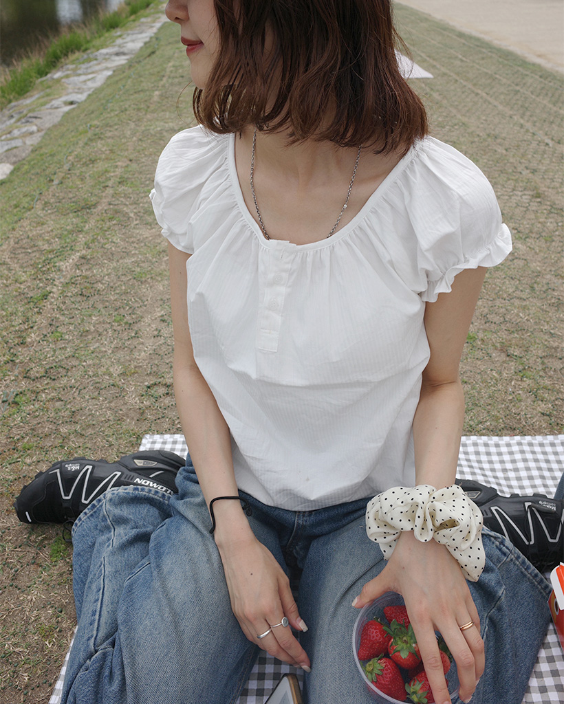 ジュエルネックパフブラウス