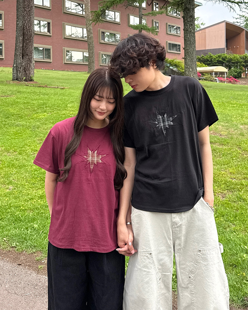 （ユニセックス）チェックヴィンテージスターパッチ半袖Tシャツ