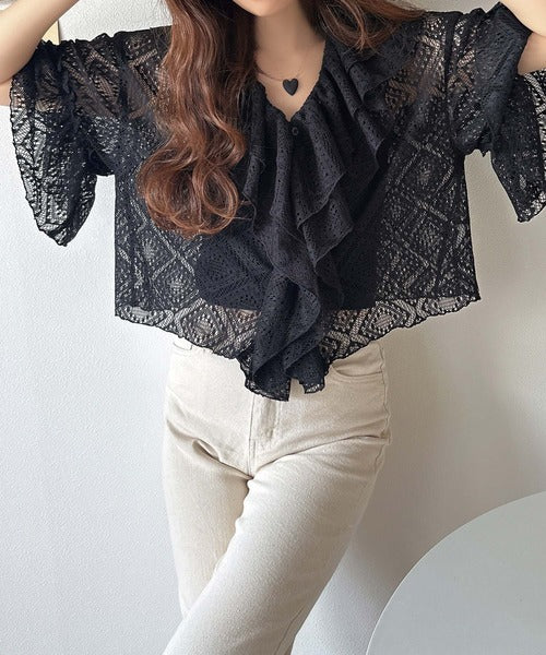 レースの余韻に浸る。ラッフルフリルデザイン総レースブラウス