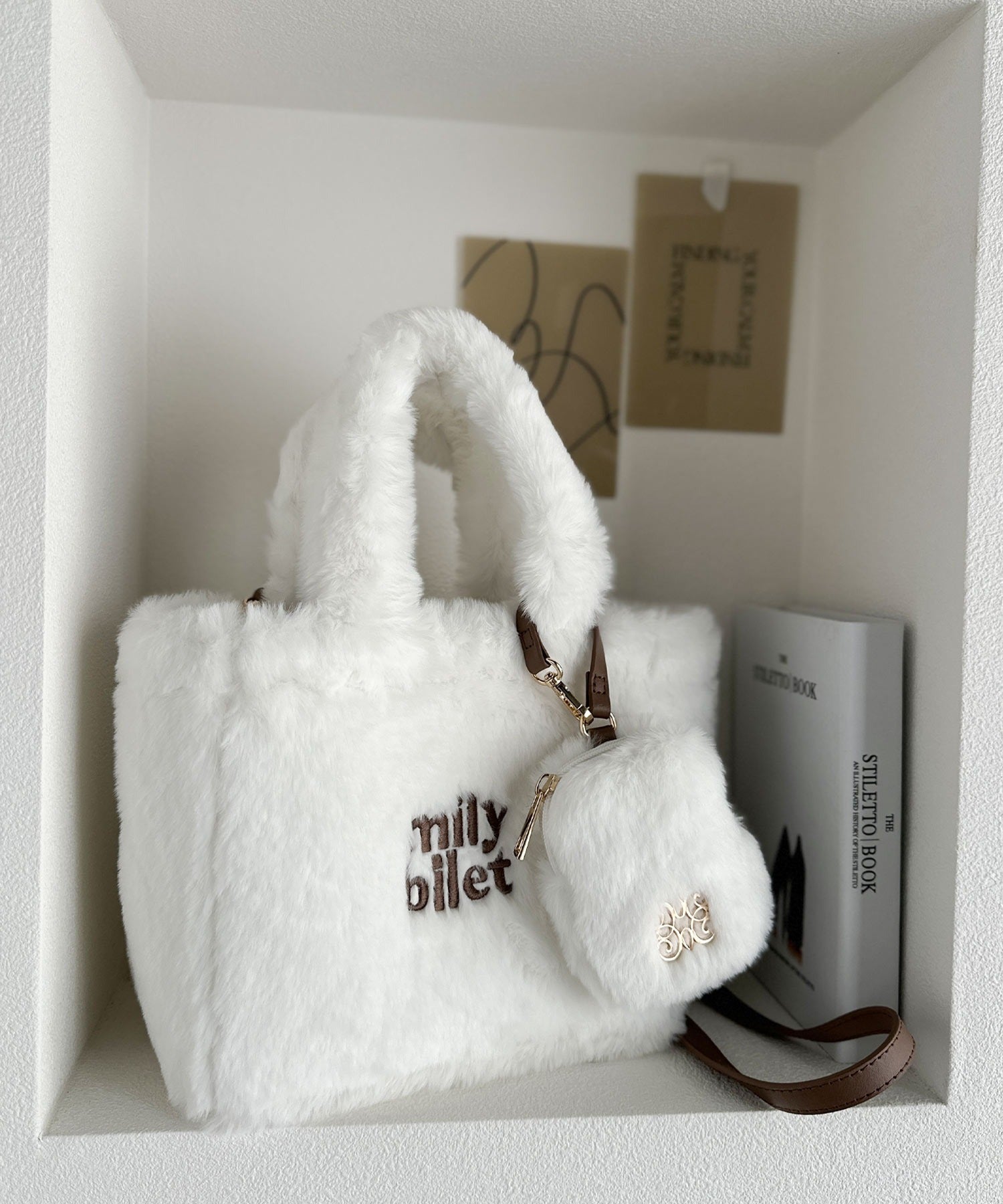 mily bilet】ふわふわのファーで魅了する。ミニポーチ付きロゴ刺繍