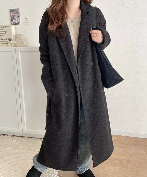 洗練された秋冬スタイルを彩る。フェイクウールベルト付きダブル