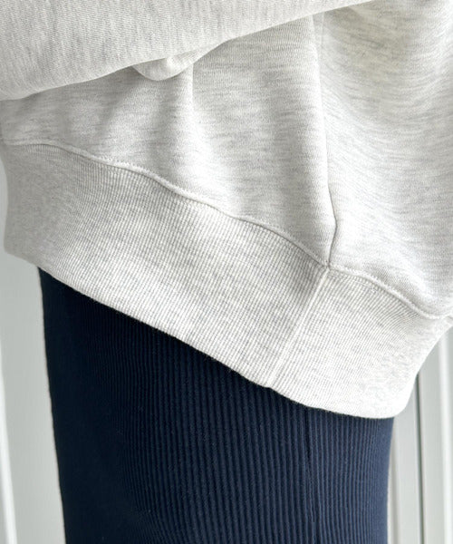 大人の上品カジュアル。ワンポイント胸刺繍裏毛スウェットプルオーバー