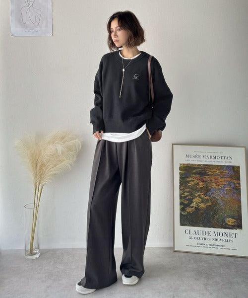 シンプルながらも洗練されたデザインで、こなれ感。胸刺繍スウェット