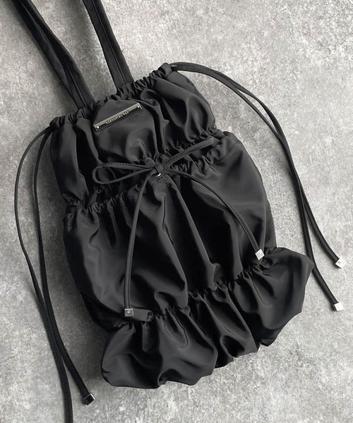 大人ガーリー、だけどちゃんと実用的。ロゴプレート使いリボン