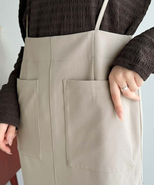 女性らしい上品シルエット。前後2wayサスペンダー付きタイトスカート