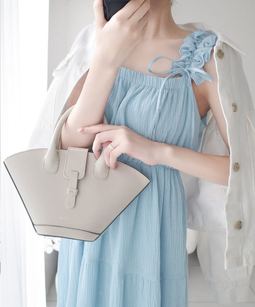 mily bilet】甘くて軽やか。フリルショルダーAラインティアード