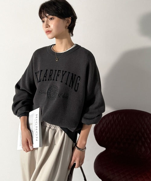 カレッジスタイルで秋めく。トレンド感たっぷりのエンブレムロゴ入り