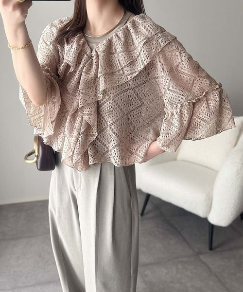 レースの余韻に浸る。ラッフルフリルデザイン総レースブラウス