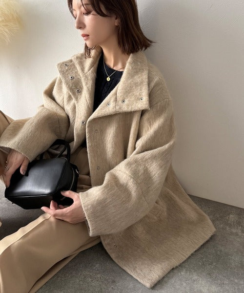 ベーシックとトレンドを両立。MIXシャギー比翼スタンドネックミドル丈