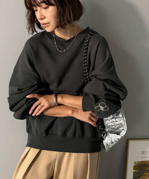 袖先のさりげない刺繍がアクセント。サインロゴ刺繍裏起毛スウェット