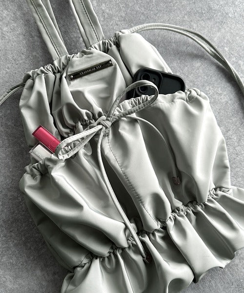 大人ガーリー、だけどちゃんと実用的。ロゴプレート使いリボン