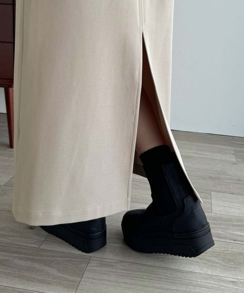 女性らしい上品シルエット。前後2wayサスペンダー付きタイトスカート