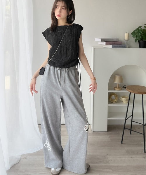 ポコポコ質感が涼しげ、夏の相棒トップス。ボートネックノースリーブ