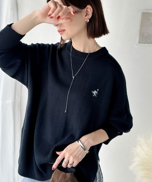 さらり抜け感ある着こなしが叶う。胸刺繍サムホール付きシンプルニット