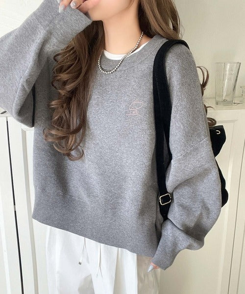シンプルながらも洗練されたデザインで、こなれ感。胸刺繍スウェット